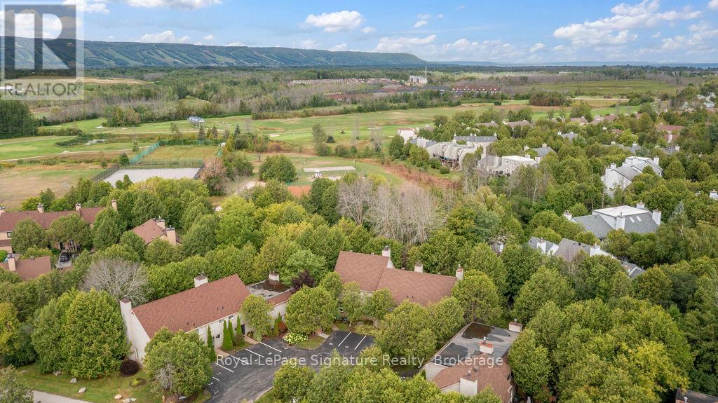 Photo 33 of 124 Escarpment Crescent, Collingwood ON