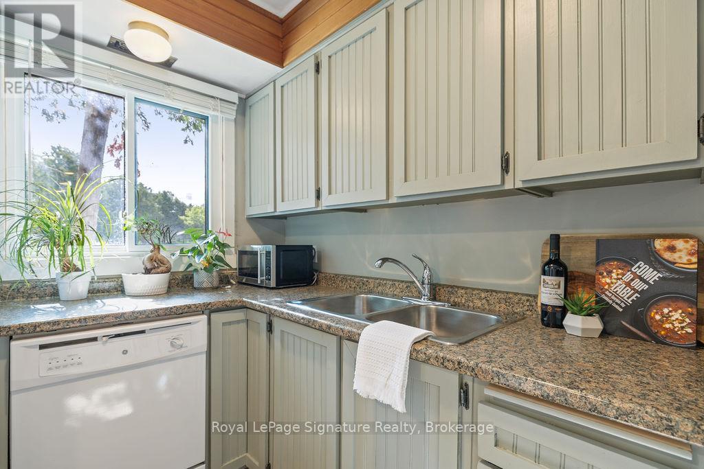 Photo 8 of 124 Escarpment Crescent, Collingwood ON