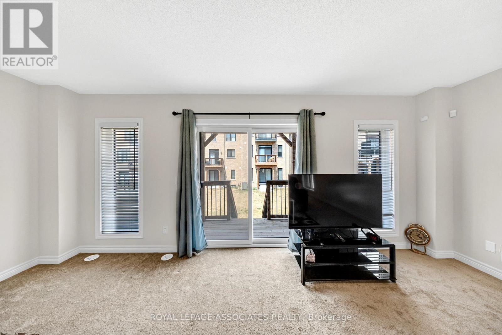 Photo 3 of 44 Elkington Crescent, Whitby ON