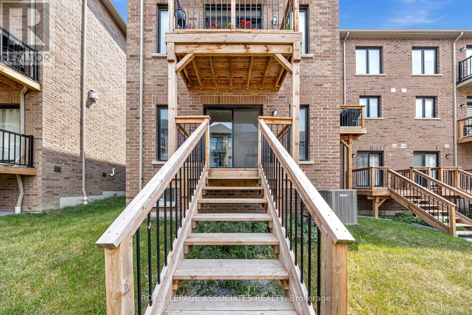 Photo 45 of 44 Elkington Crescent, Whitby ON