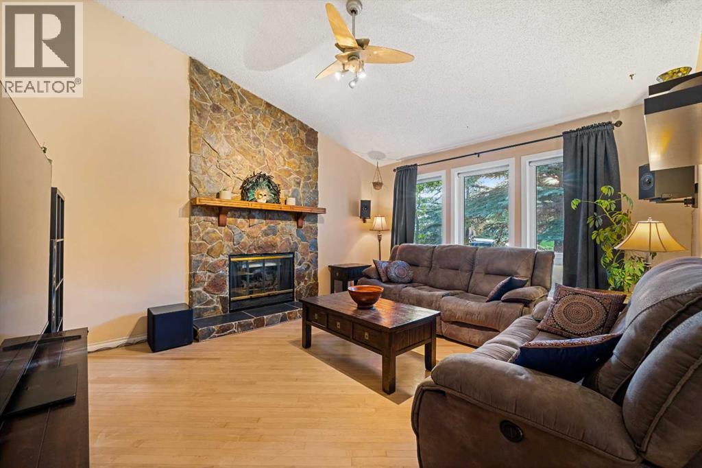 Photo 20 of 51 Bearberry Bay Nw, Calgary AB