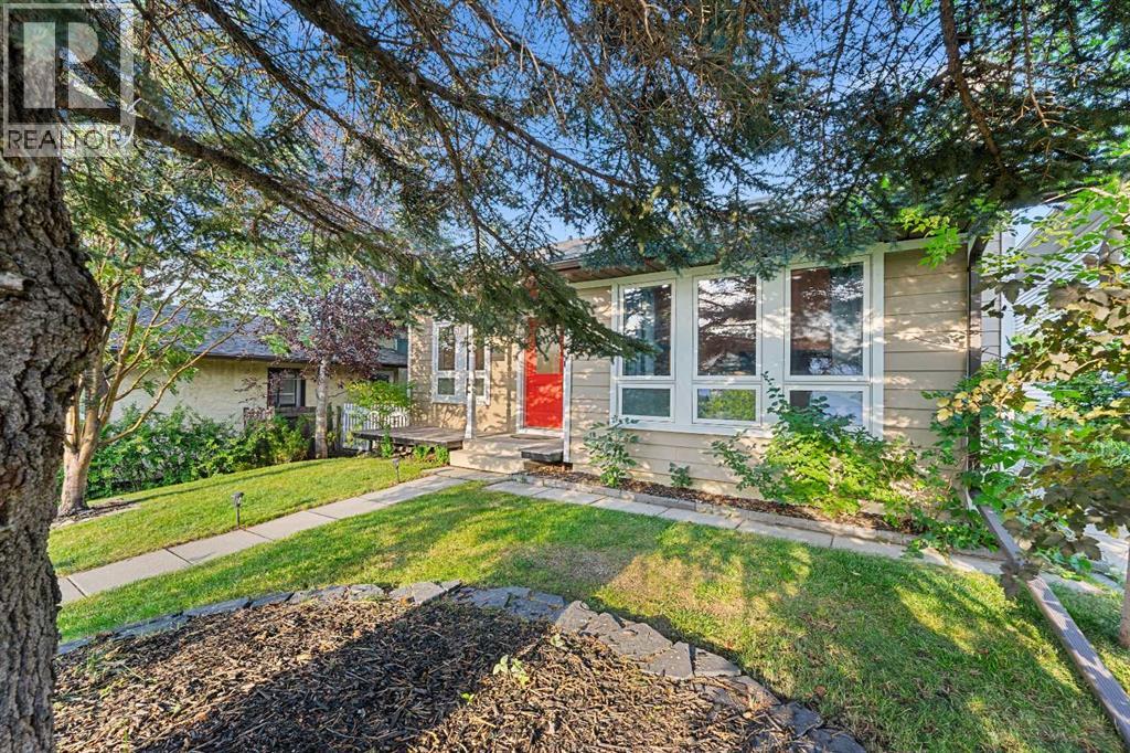 Photo 4 of 51 Bearberry Bay Nw, Calgary AB