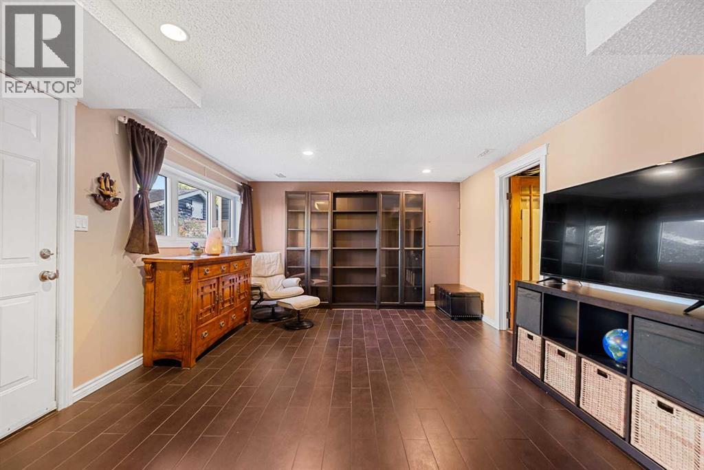 Photo 35 of 51 Bearberry Bay Nw, Calgary AB