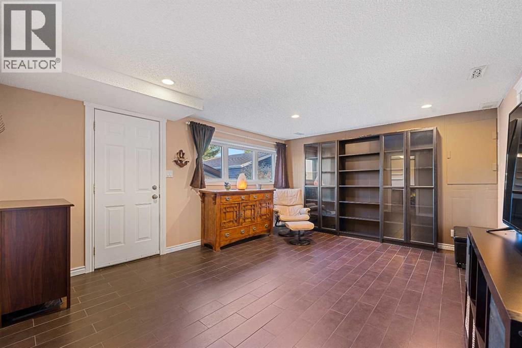 Photo 38 of 51 Bearberry Bay Nw, Calgary AB