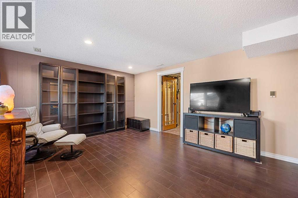 Photo 37 of 51 Bearberry Bay Nw, Calgary AB