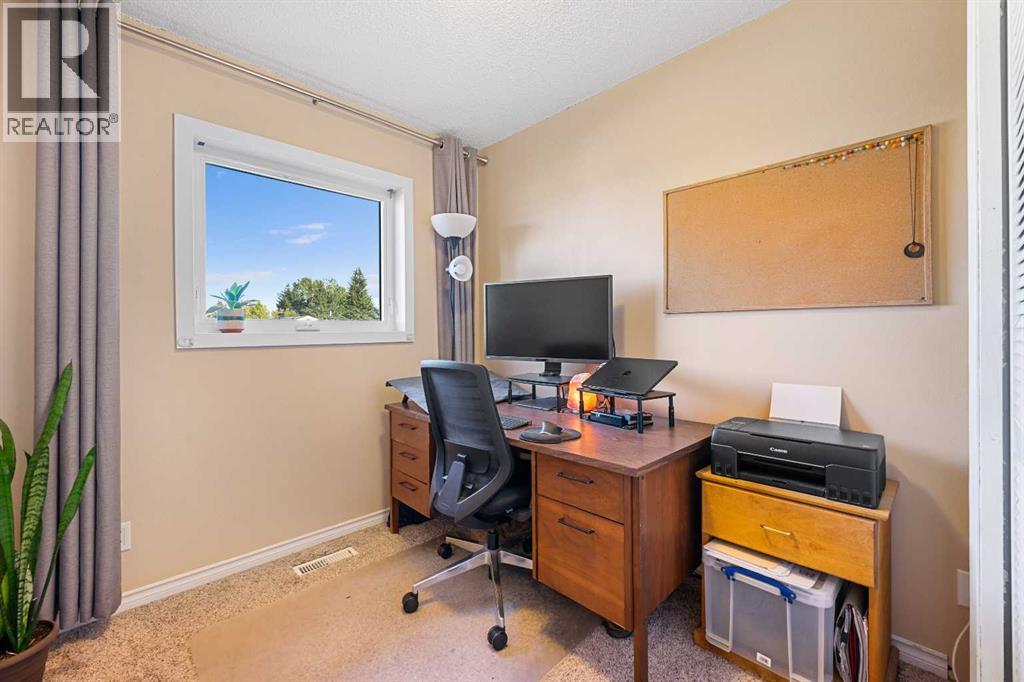 Photo 29 of 51 Bearberry Bay Nw, Calgary AB