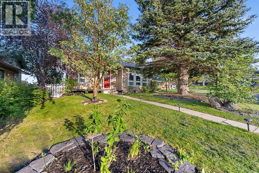 Photo 1 of 51 Bearberry Bay Nw, Calgary AB