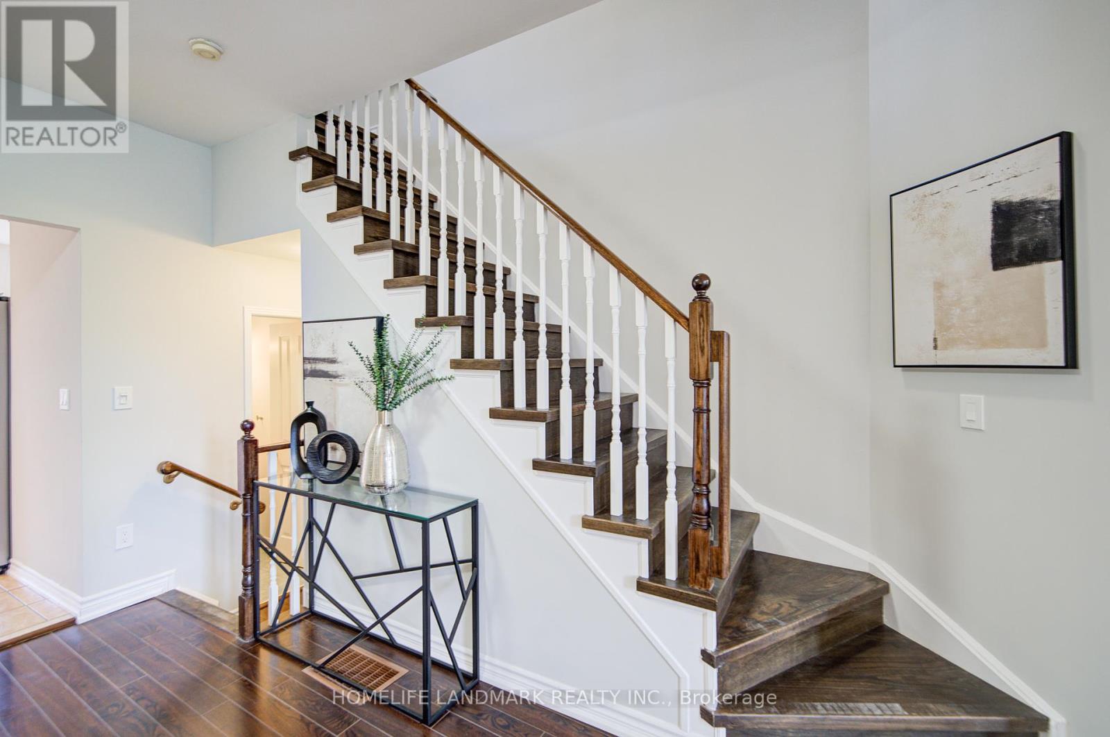 Photo 11 of 27 Bur Oak Avenue, Markham ON