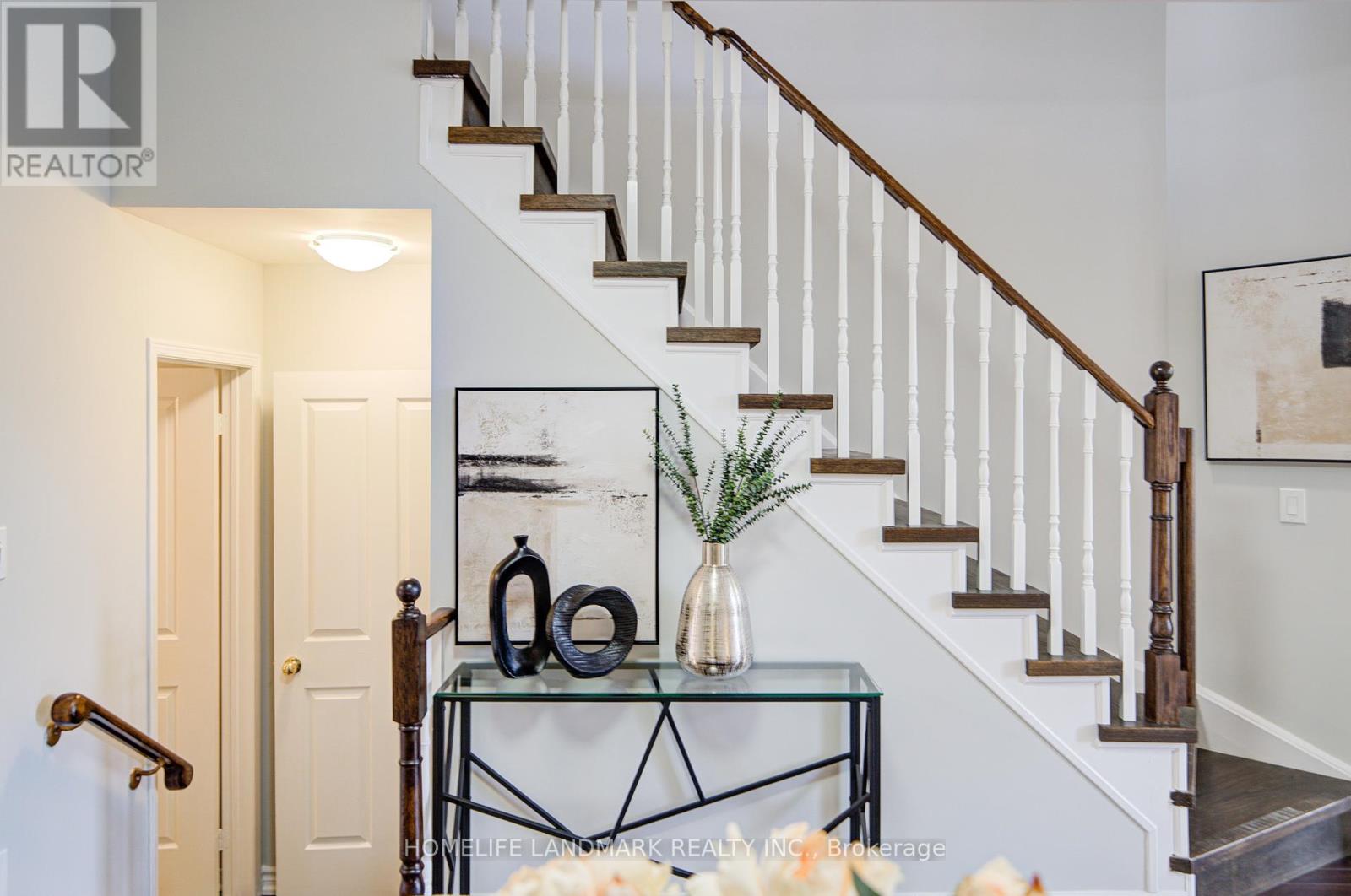 Photo 12 of 27 Bur Oak Avenue, Markham ON