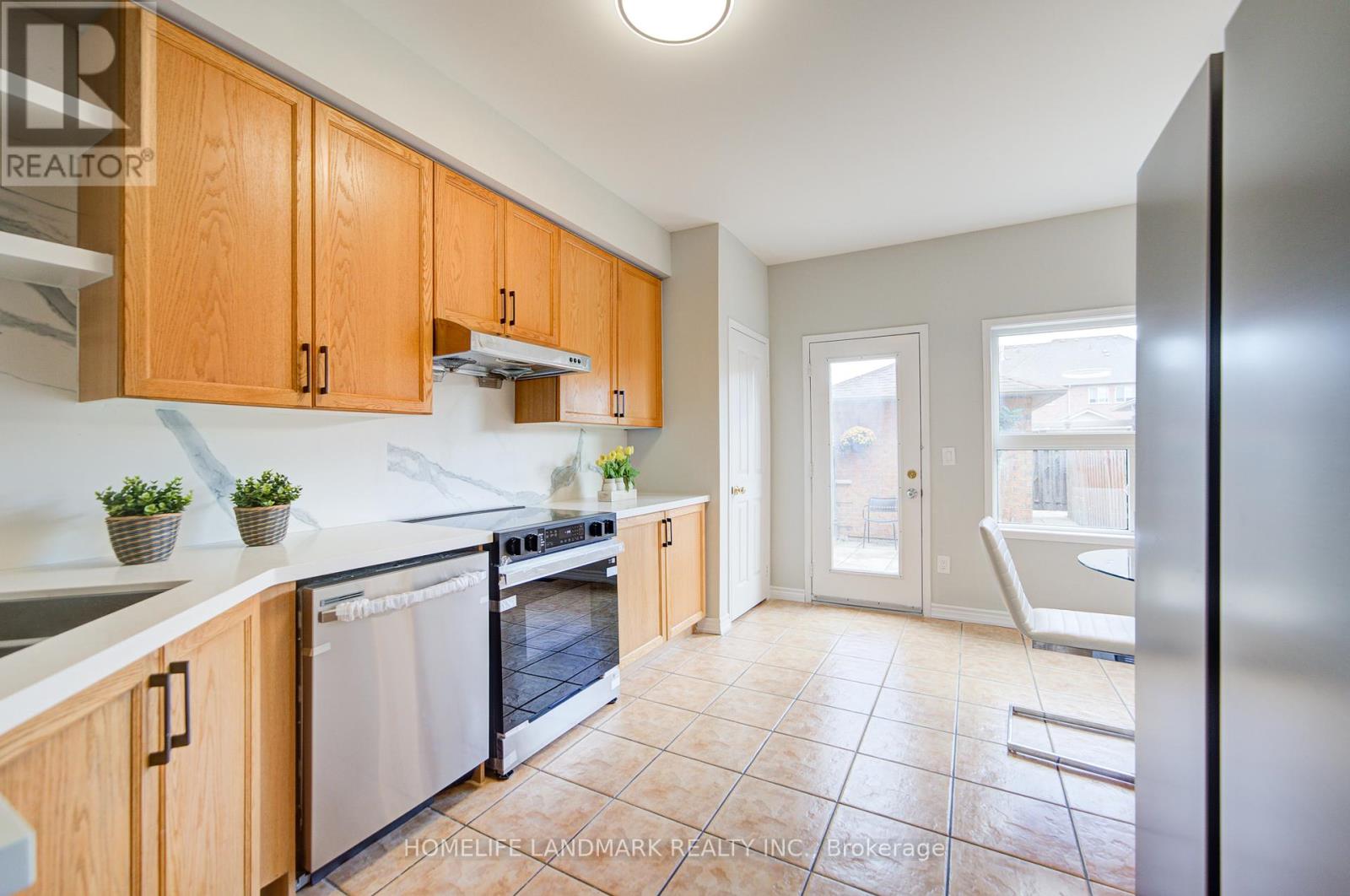 Photo 13 of 27 Bur Oak Avenue, Markham ON