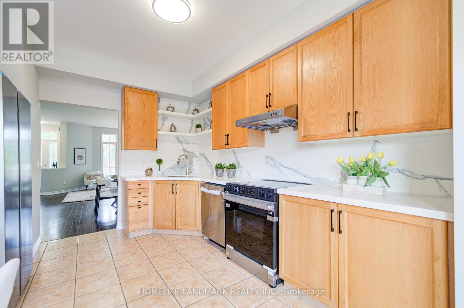 Photo 14 of 27 Bur Oak Avenue, Markham ON