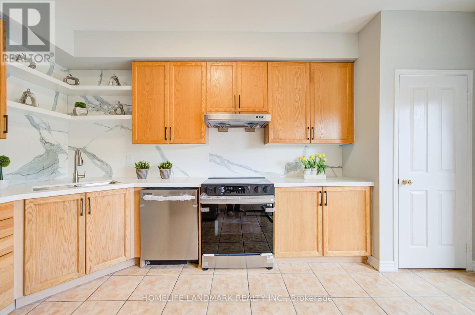 Photo 16 of 27 Bur Oak Avenue, Markham ON