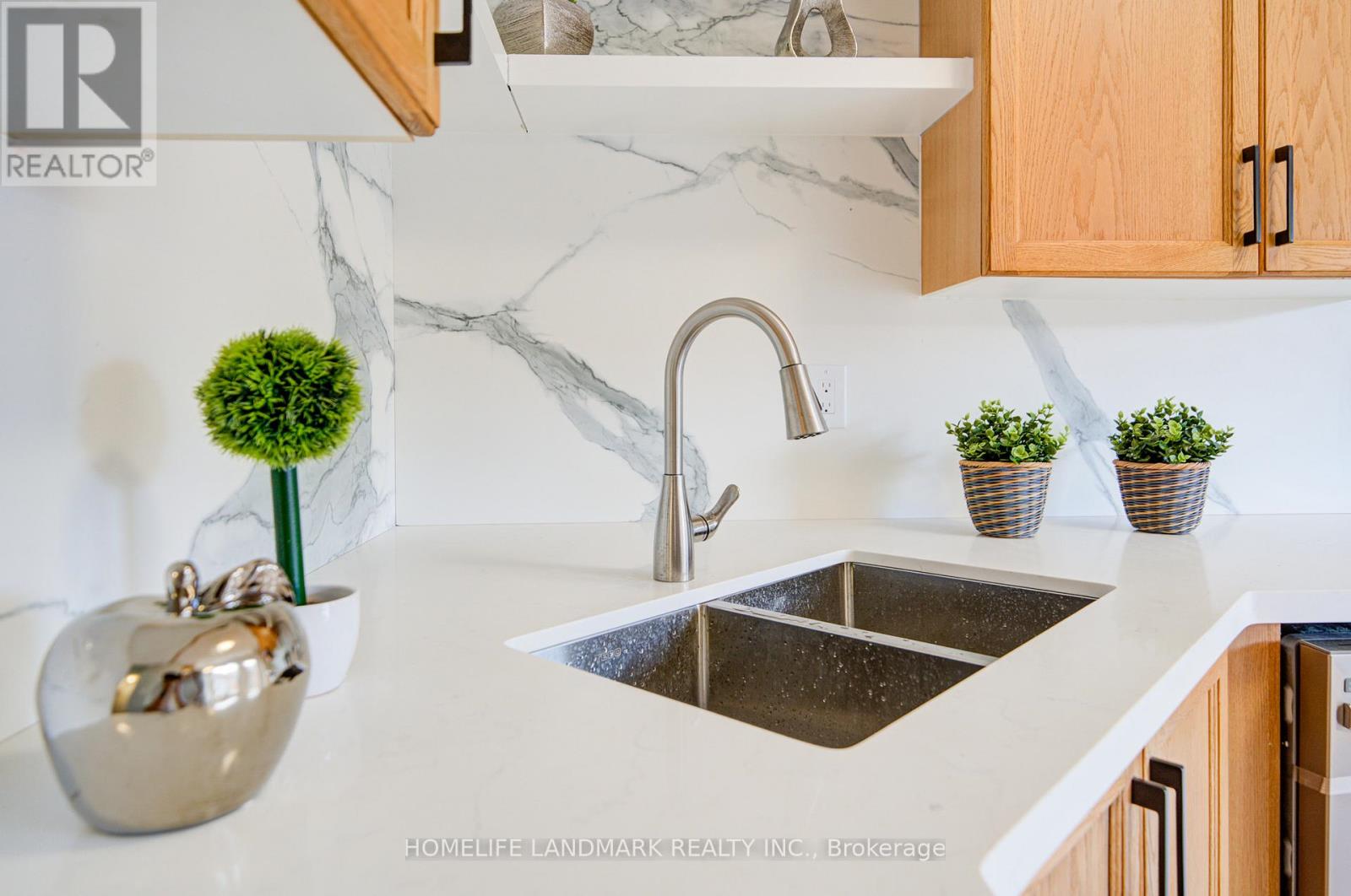 Photo 17 of 27 Bur Oak Avenue, Markham ON