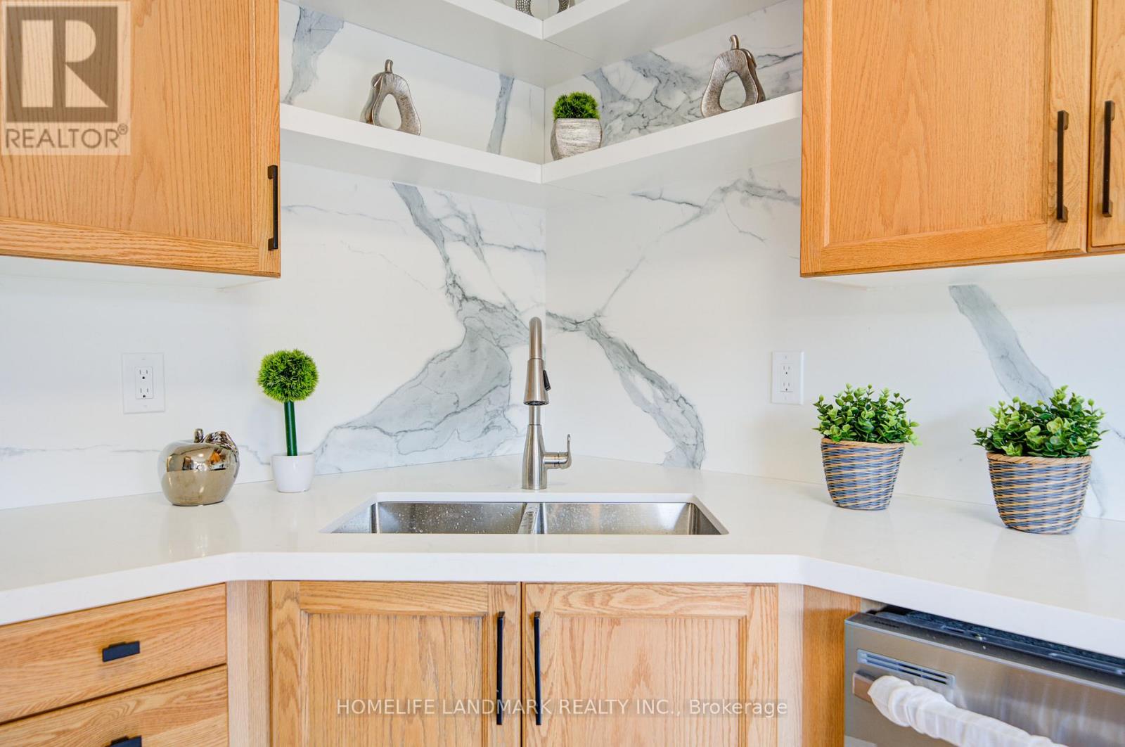 Photo 18 of 27 Bur Oak Avenue, Markham ON