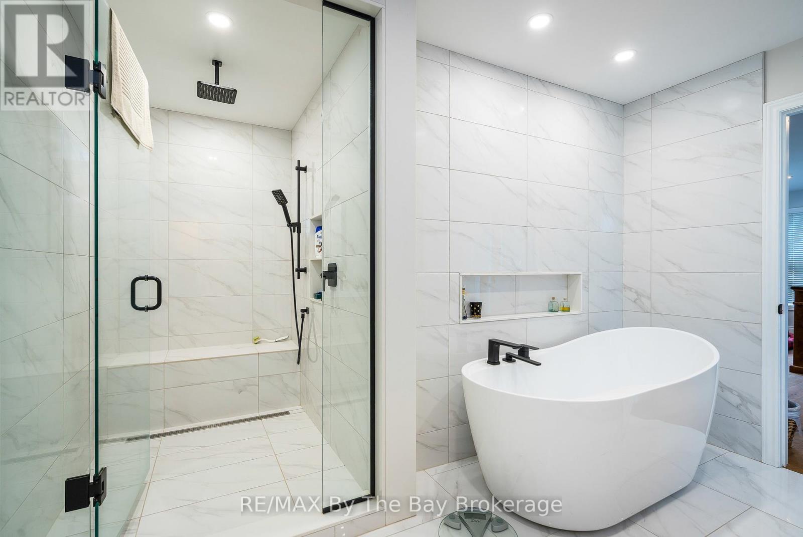 Photo 36 of 38 Willow Drive, Tiny ON