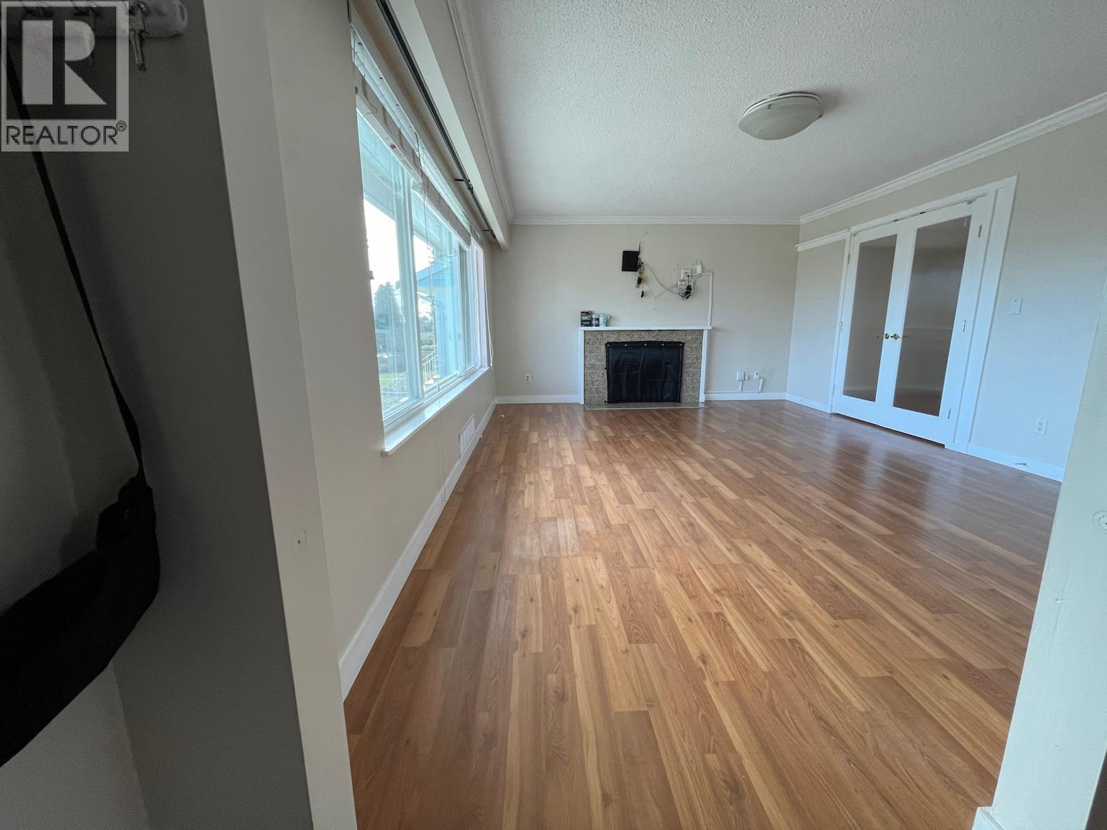 Photo 4 of 8391 11 Th Avenue, Burnaby BC