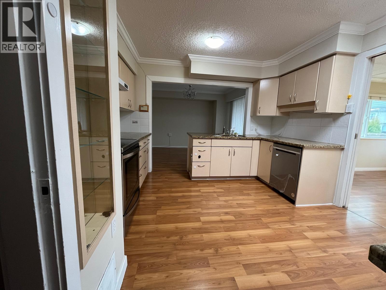 Photo 30 of 8391 11 Th Avenue, Burnaby BC