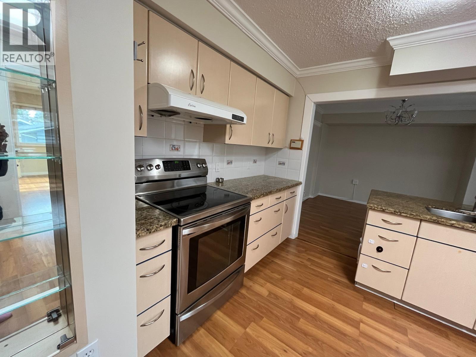Photo 31 of 8391 11 Th Avenue, Burnaby BC