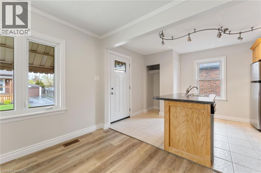 Photo 3 of 65 East 11 Th Street Unit Main Floor, Hamilton ON
