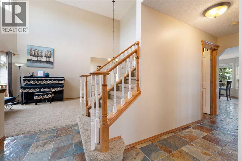 Photo 18 of 9 Valley Meadow Close Nw, Calgary AB