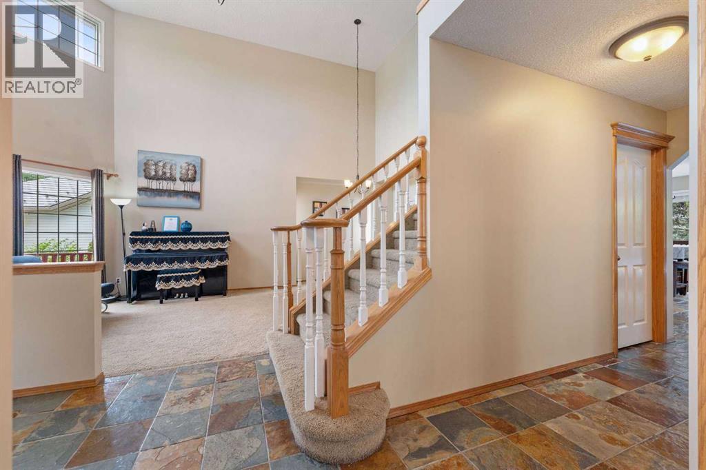 Photo 5 of 9 Valley Meadow Close Nw, Calgary AB