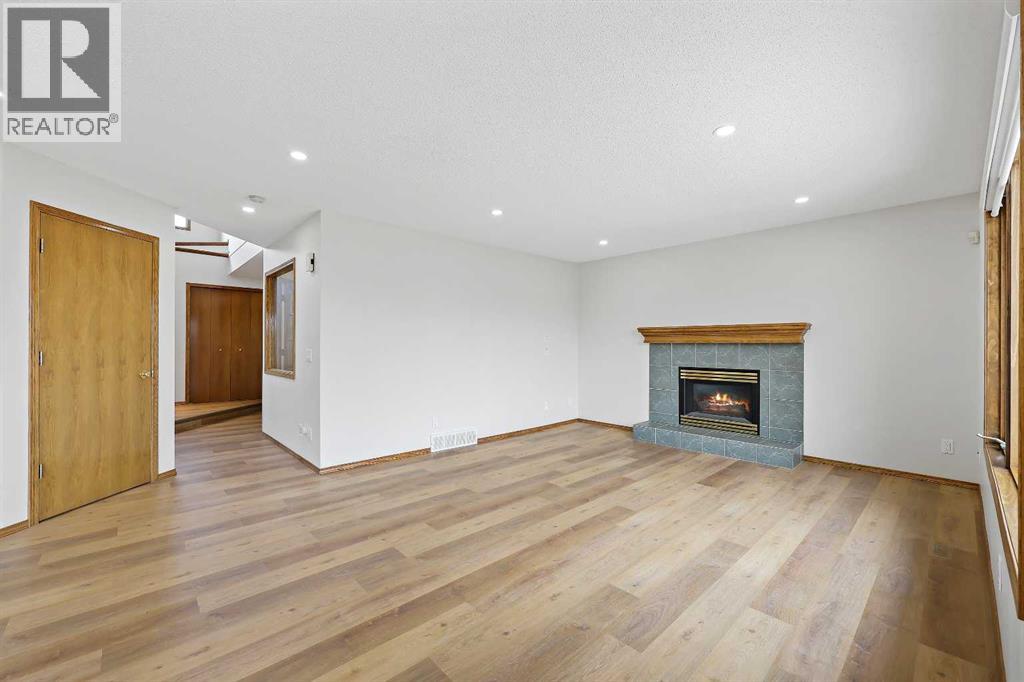 Photo 8 of 40 Edgebrook View Nw, Calgary AB
