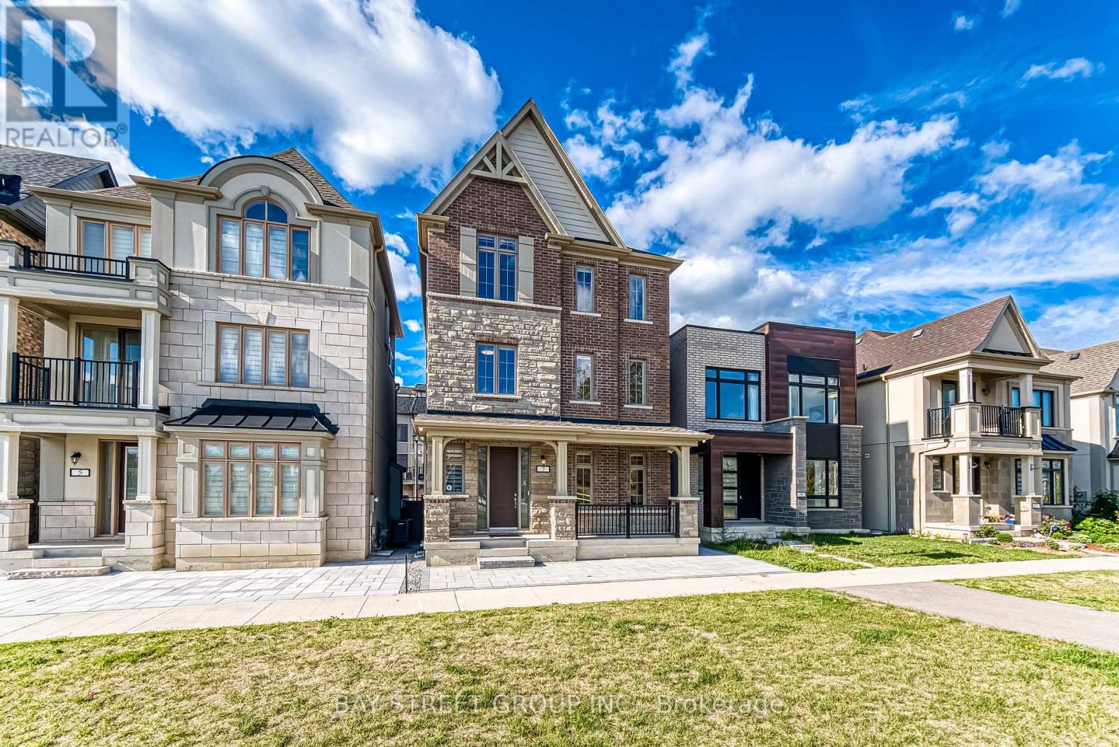 Photo 2 of 7 Kohn Lane, Markham ON