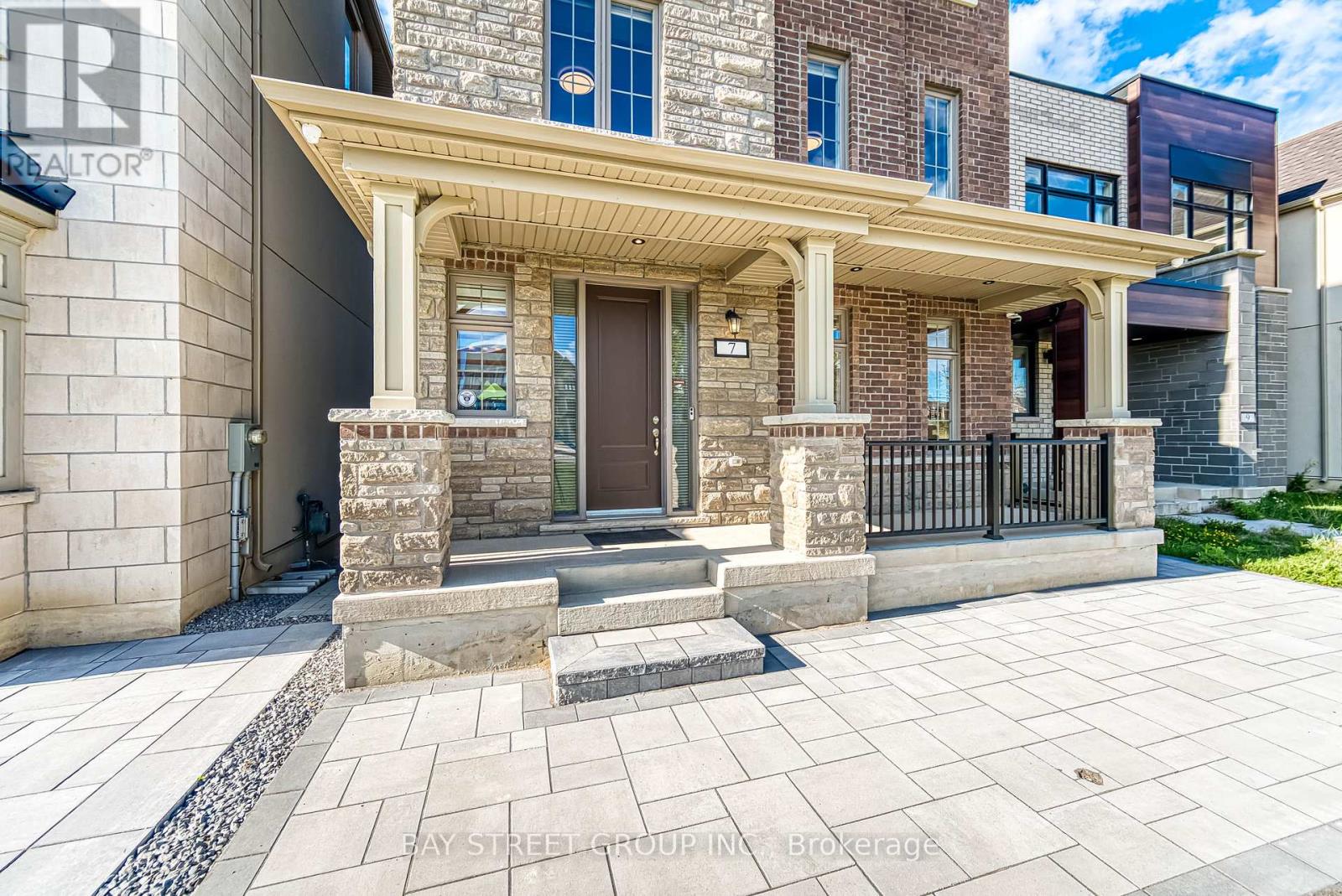 Photo 3 of 7 Kohn Lane, Markham ON