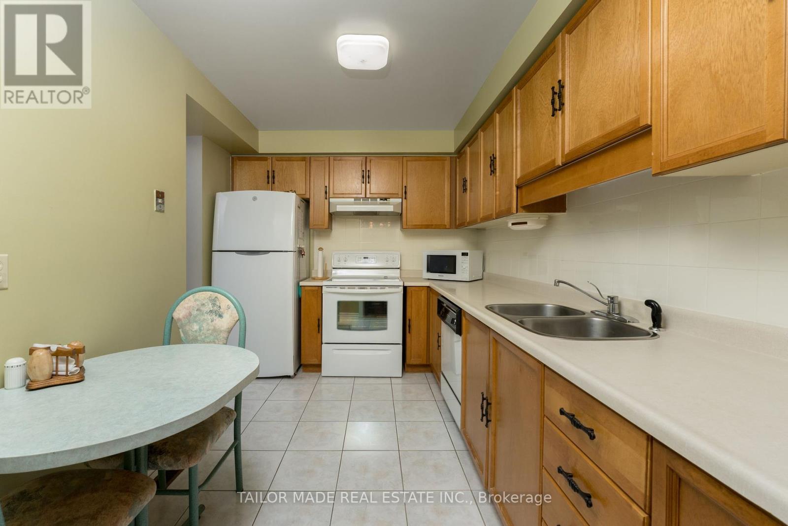 Photo 15 of 10 Heathcliffe Square, Brampton ON