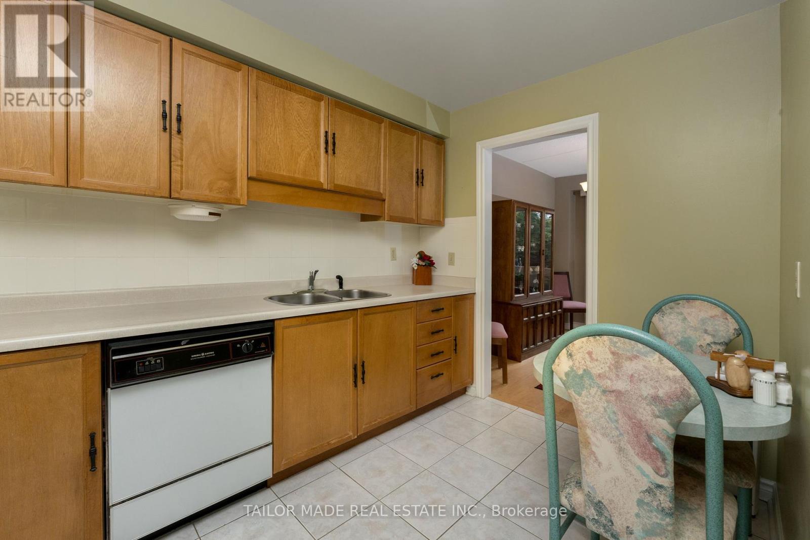 Photo 16 of 10 Heathcliffe Square, Brampton ON