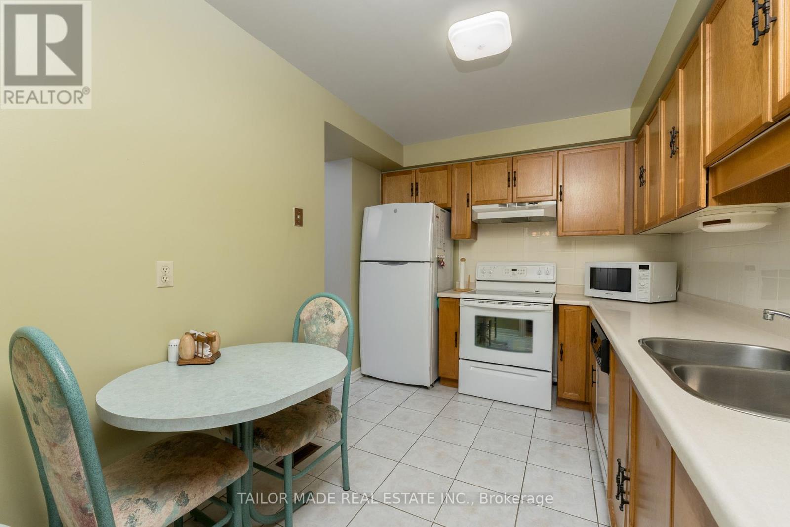 Photo 17 of 10 Heathcliffe Square, Brampton ON