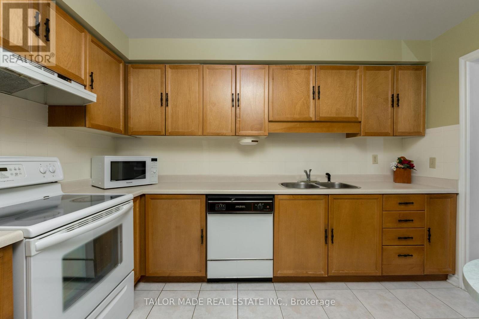 Photo 19 of 10 Heathcliffe Square, Brampton ON