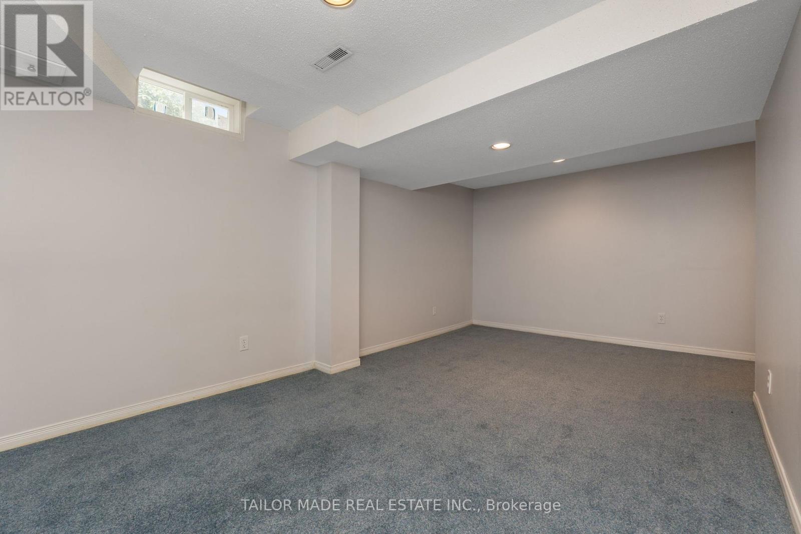 Photo 33 of 10 Heathcliffe Square, Brampton ON