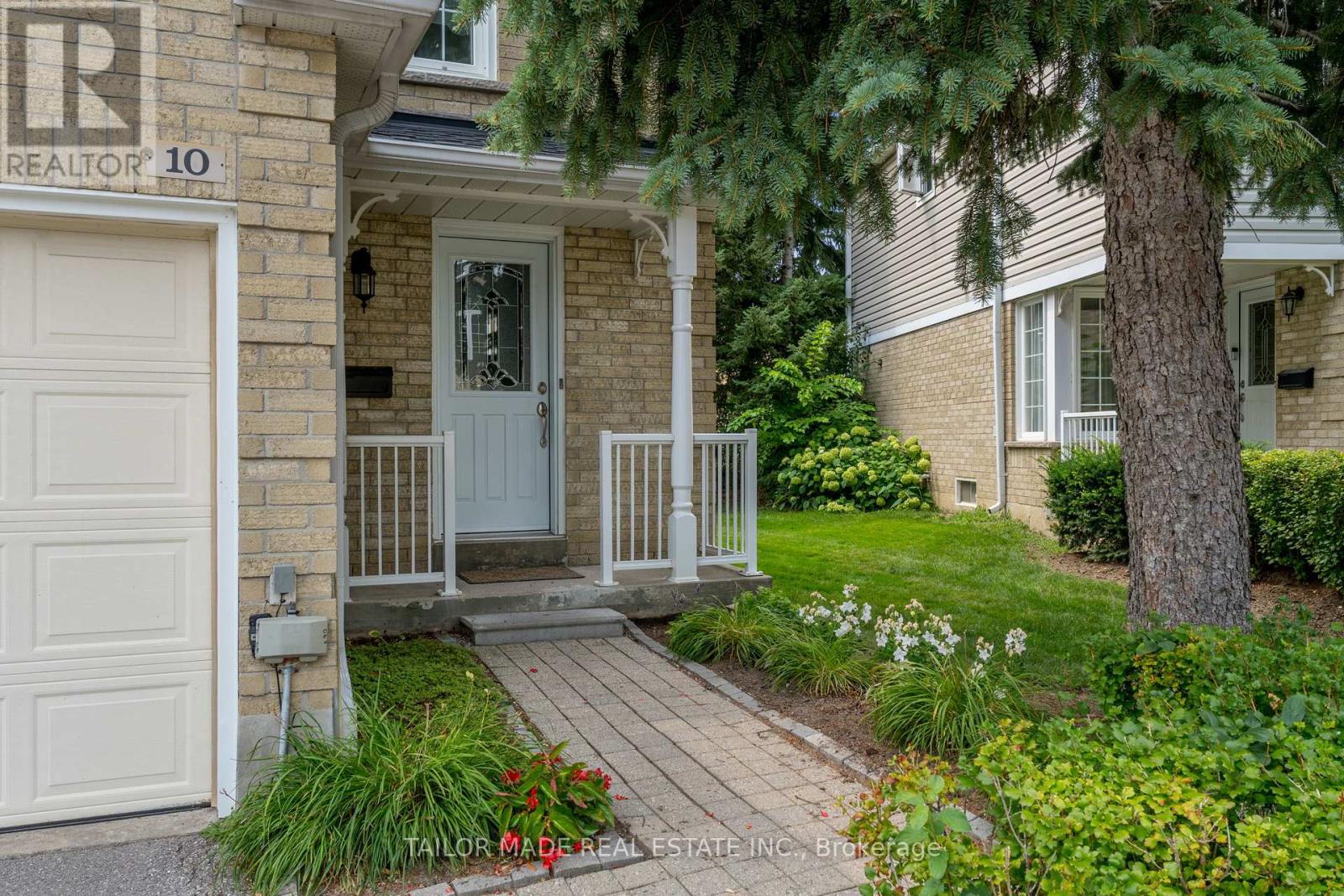 Photo 4 of 10 Heathcliffe Square, Brampton ON