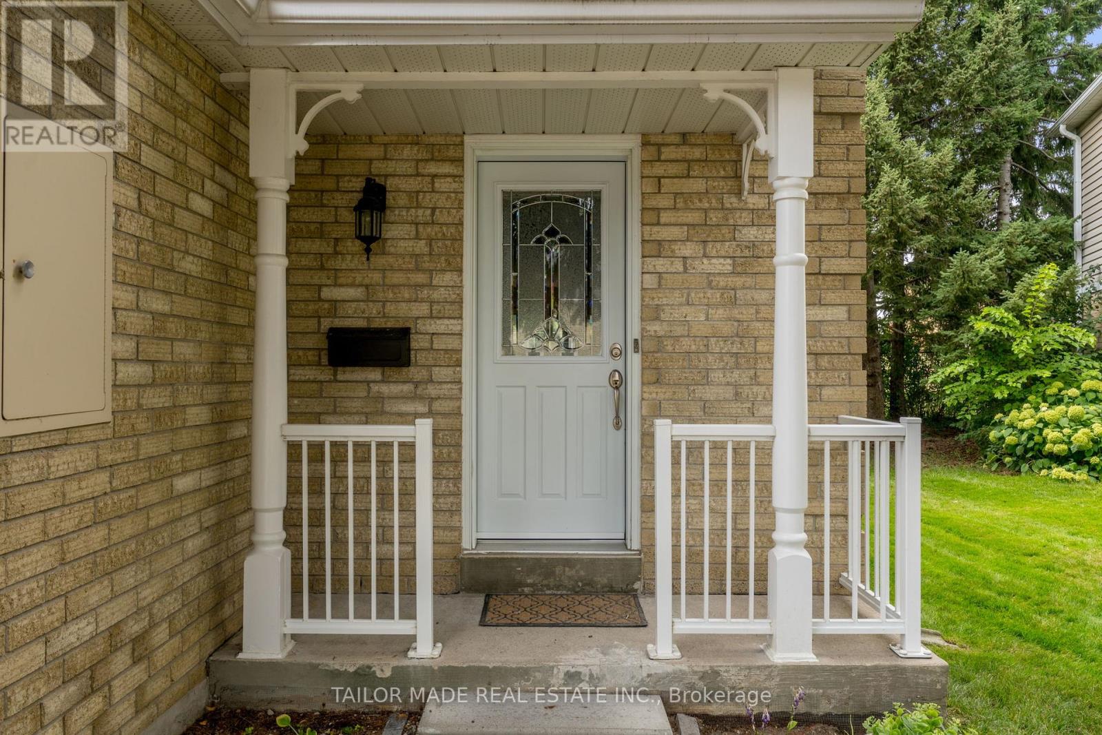 Photo 5 of 10 Heathcliffe Square, Brampton ON