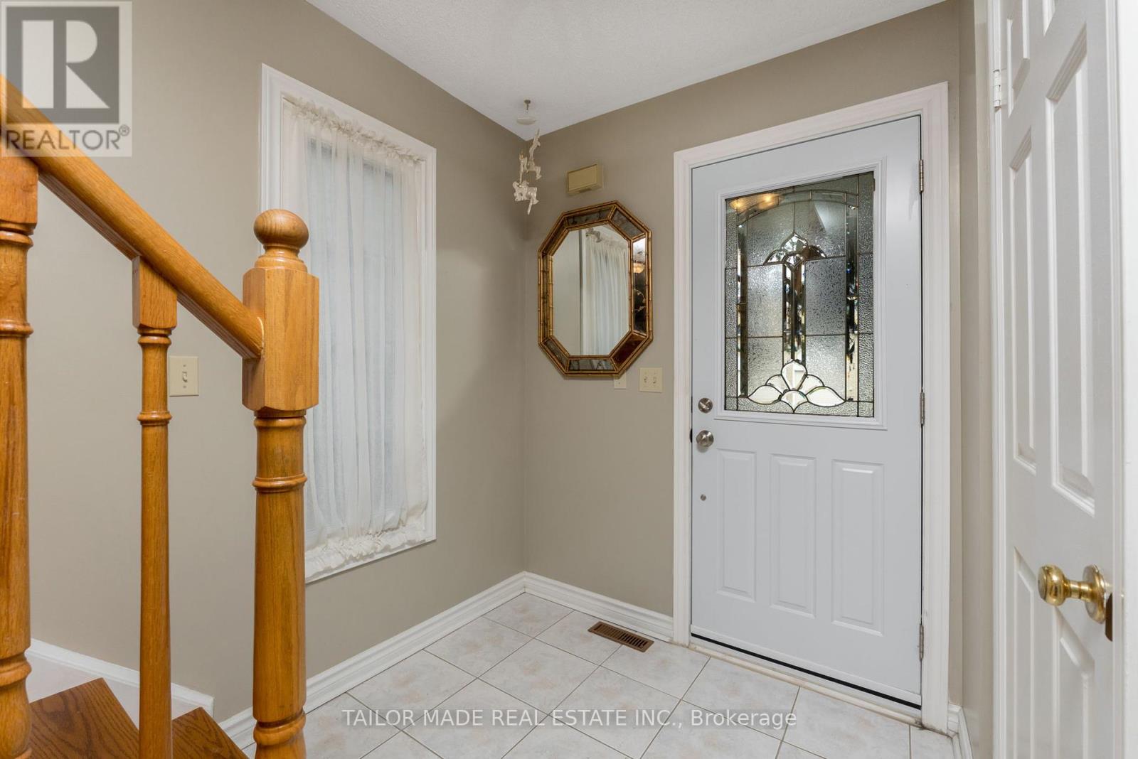 Photo 6 of 10 Heathcliffe Square, Brampton ON