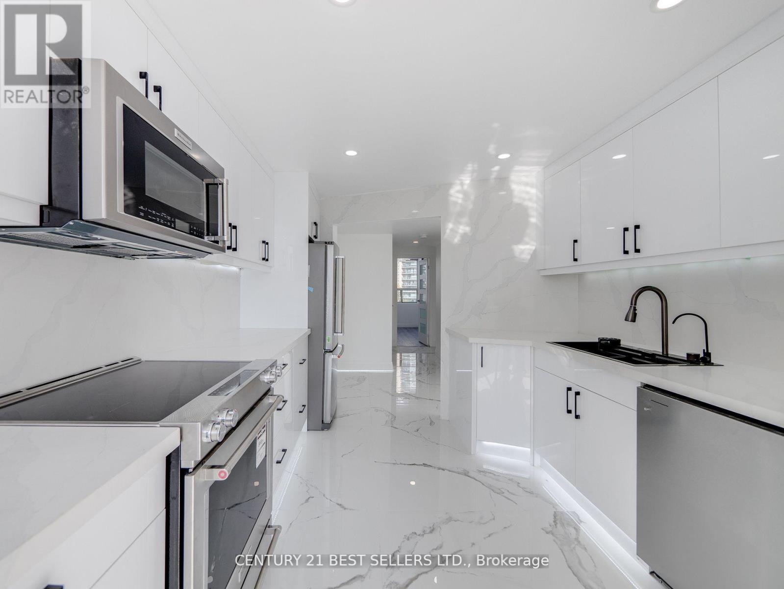 Photo 14 of 601 3650 Kaneff Crescent, Mississauga ON