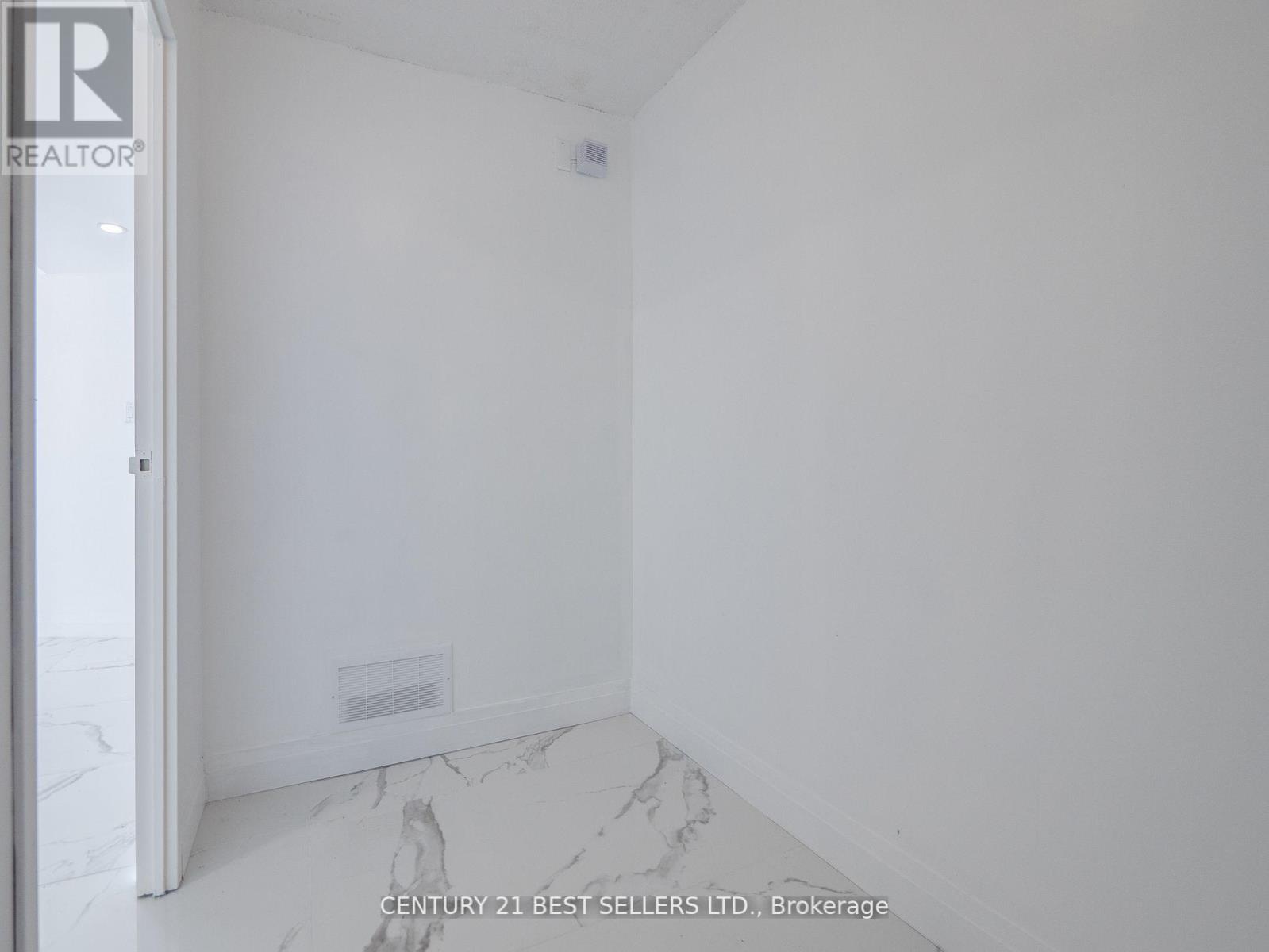 Photo 32 of 601 3650 Kaneff Crescent, Mississauga ON
