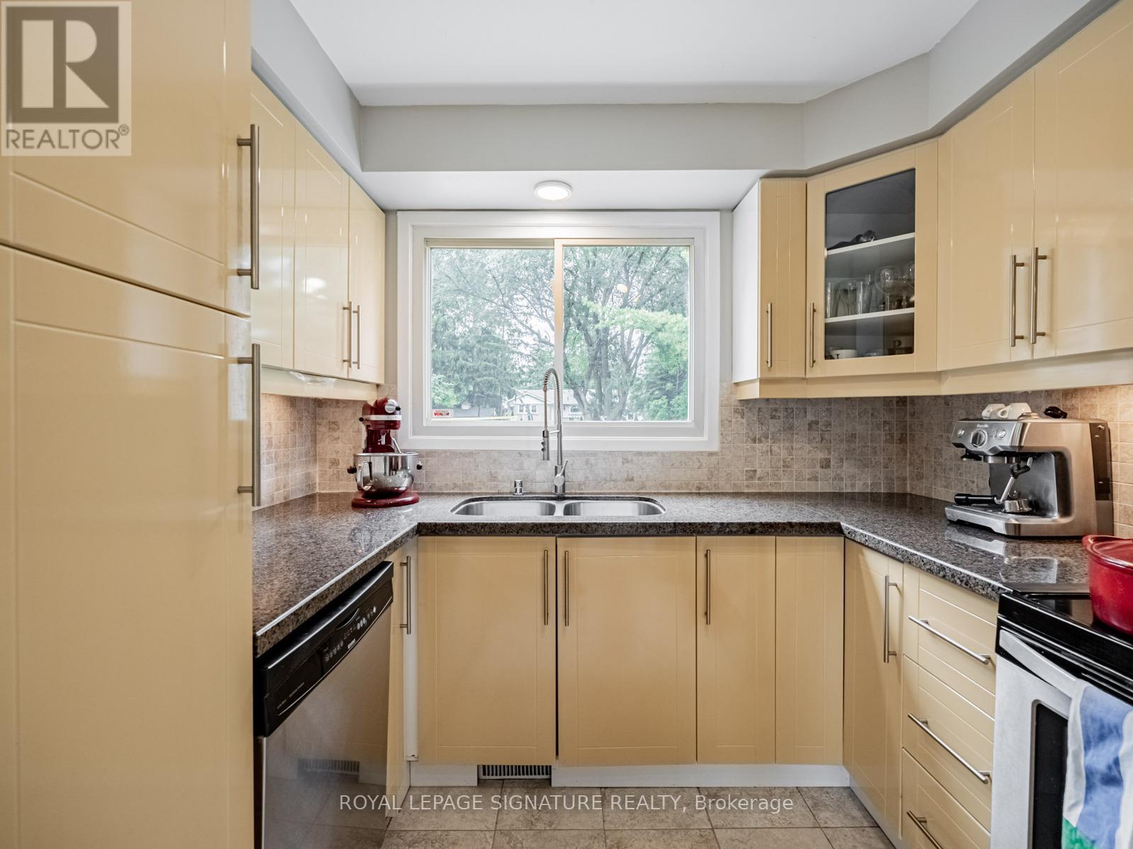 Photo 8 of 1081 Pearson Drive, Oakville ON