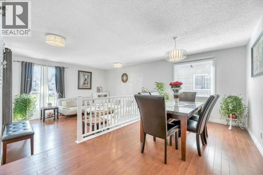 Photo 2 of 3112 107 Avenue Sw, Calgary AB