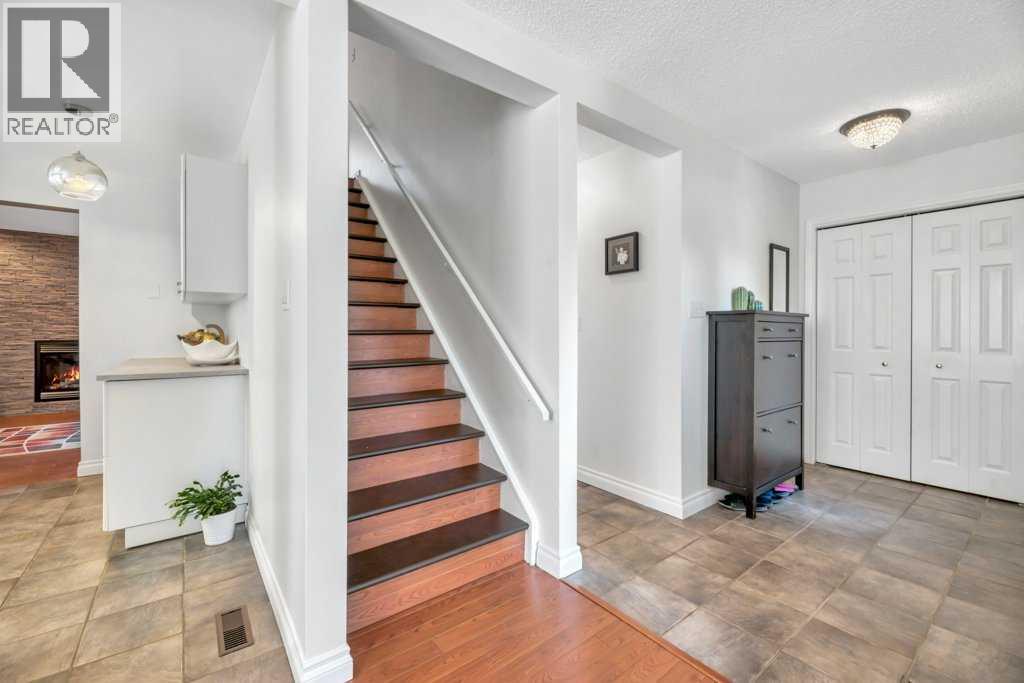 Photo 10 of 3112 107 Avenue Sw, Calgary AB