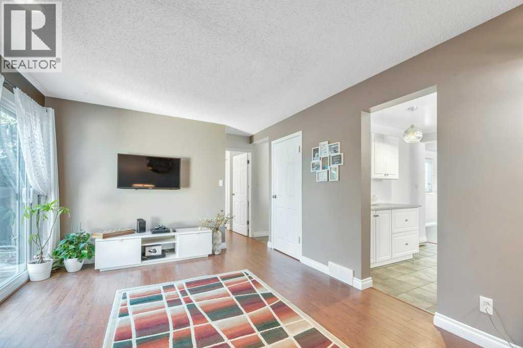 Photo 17 of 3112 107 Avenue Sw, Calgary AB