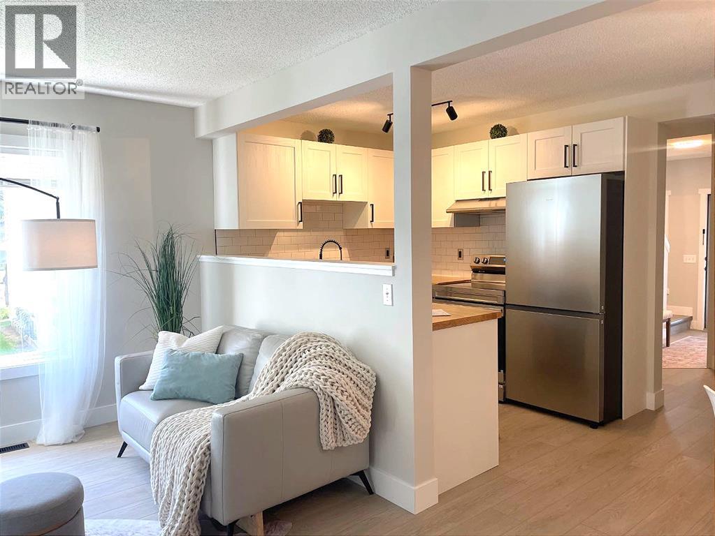 Photo 9 of 16 Millrise Green Sw, Calgary AB