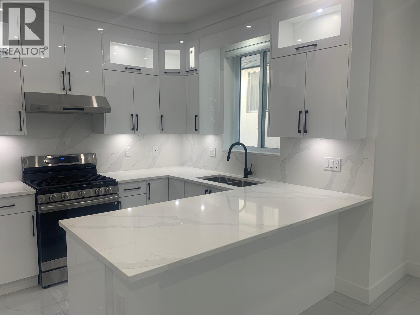 Photo 3 of 1 2076 E 50th Avenue, Vancouver BC
