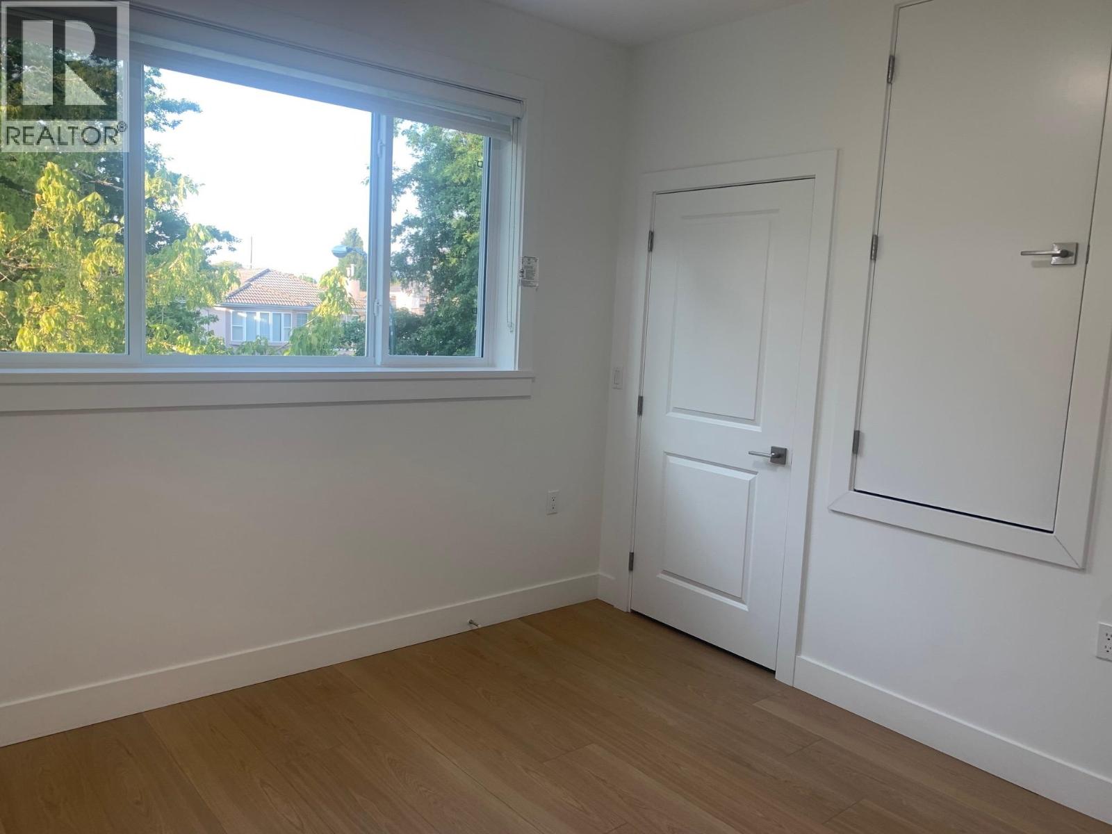 Photo 6 of 1 2076 E 50th Avenue, Vancouver BC