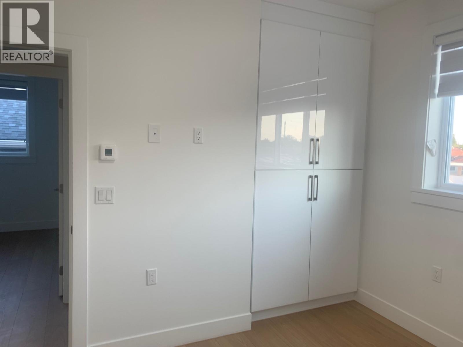 Photo 8 of 2 2074 E 50th Avenue, Vancouver BC