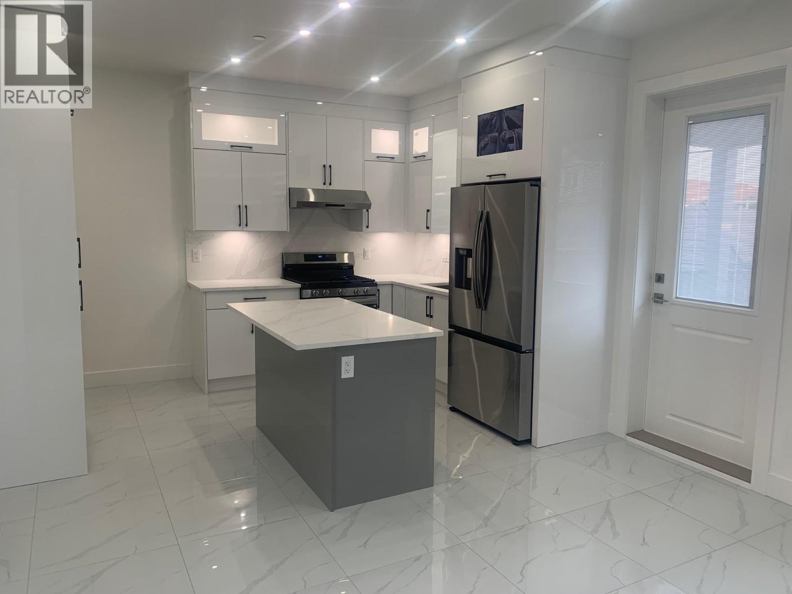 Photo 3 of 2 2074 E 50th Avenue, Vancouver BC