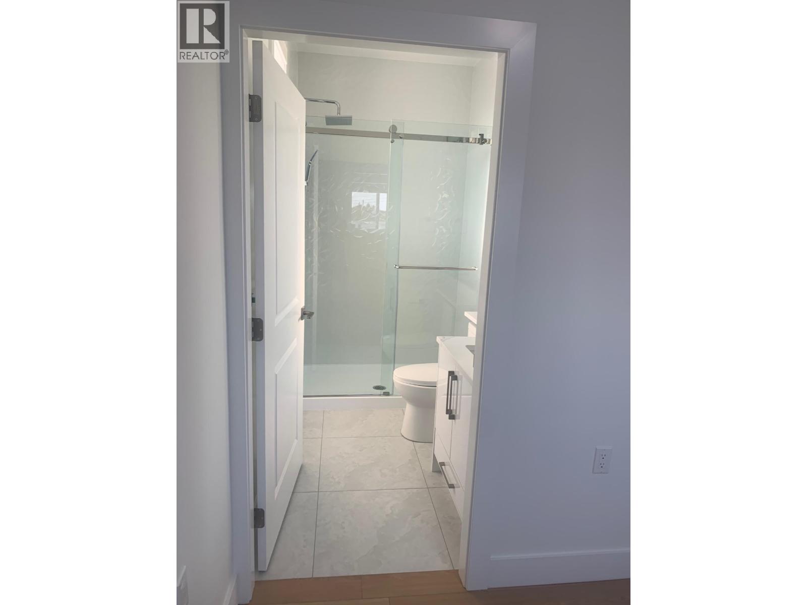 Photo 10 of 2 2074 E 50th Avenue, Vancouver BC