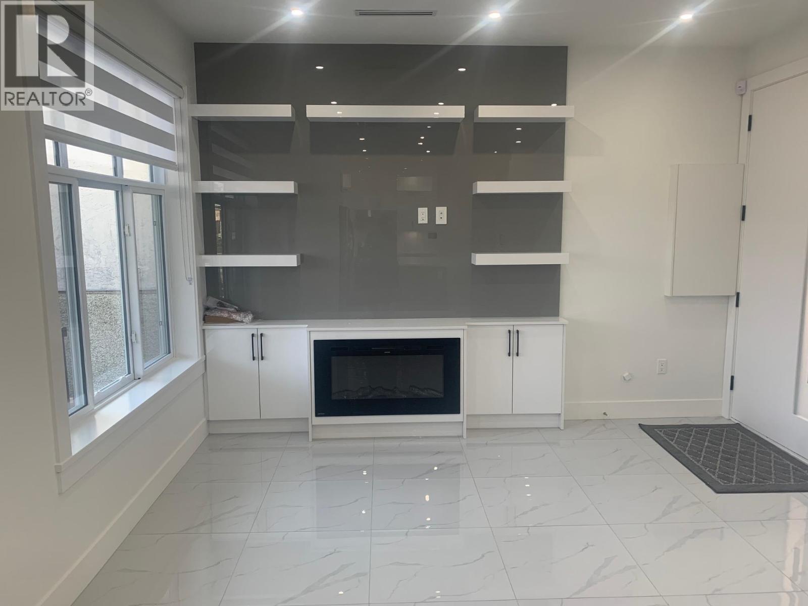 Photo 5 of 2 2074 E 50th Avenue, Vancouver BC