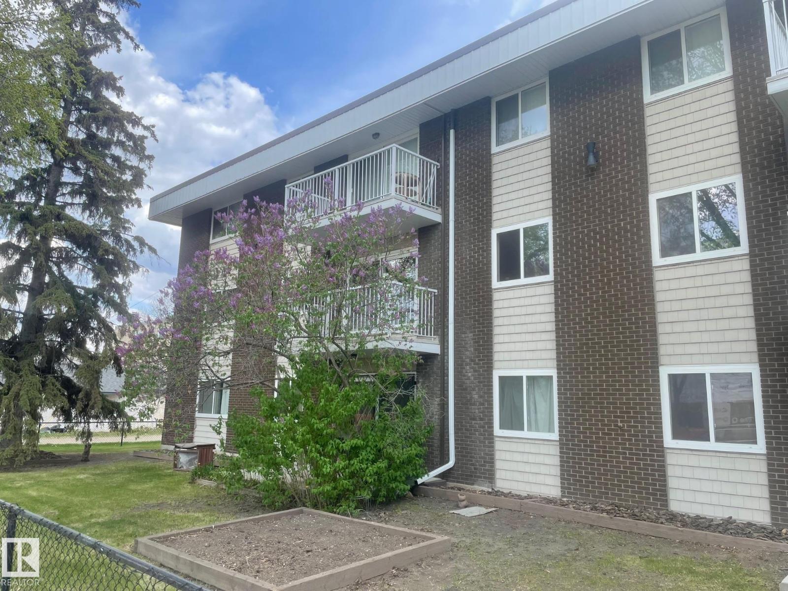 Photo 2 of 10835 114 St Nw, Edmonton AB